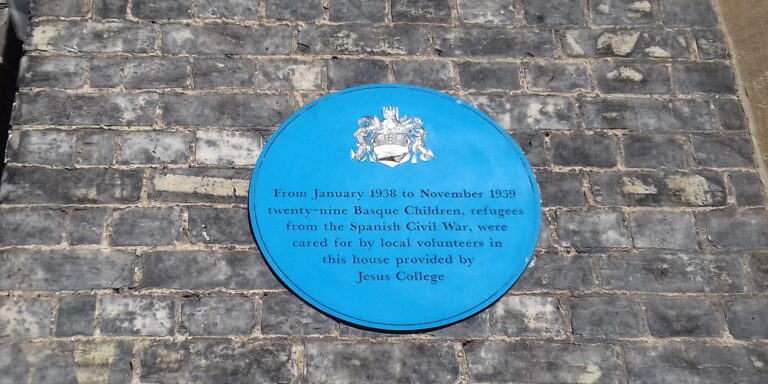 basque refugees blue plaque